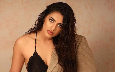 மாளவிகா அழகில் இதயத்தைப் பறிகொடுத்த இளசுகள் - புகைப்படங்கள்