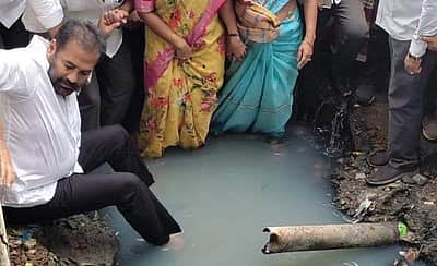 சாக்கடையில் அமர்ந்து போராடிய ஆளுங்கட்சி எம்எல்ஏ: எங்கே? எதற்கு?