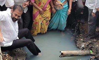 சாக்கடையில் அமர்ந்து போராடிய ஆளுங்கட்சி எம்எல்ஏ: எங்கே? எதற்கு?