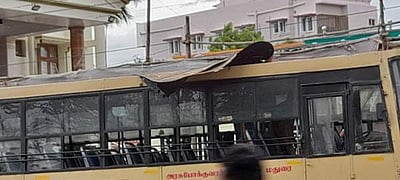 ஆடி காற்றே ஆரம்பிக்கவில்லை.. அதற்குள் பறக்க ஆரம்பிக்கிறது அரசு பேருந்தின் மேல் கூரை..!