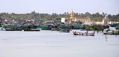 மன்னாா்வளைகுடா பகுதியில் பலத்த சூறைக் காற்று: மீன்பிடிக்கச் செல்ல மீனவா்களுக்கு தடை