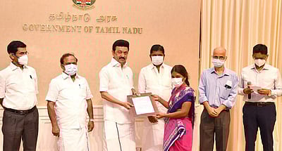 விபத்தில் இறந்த கட்டுமானத் தொழிலாளர்களின் வாரிசுகளுக்கு நிவாரணத் தொகை: முதல்வர் வழங்கினார்