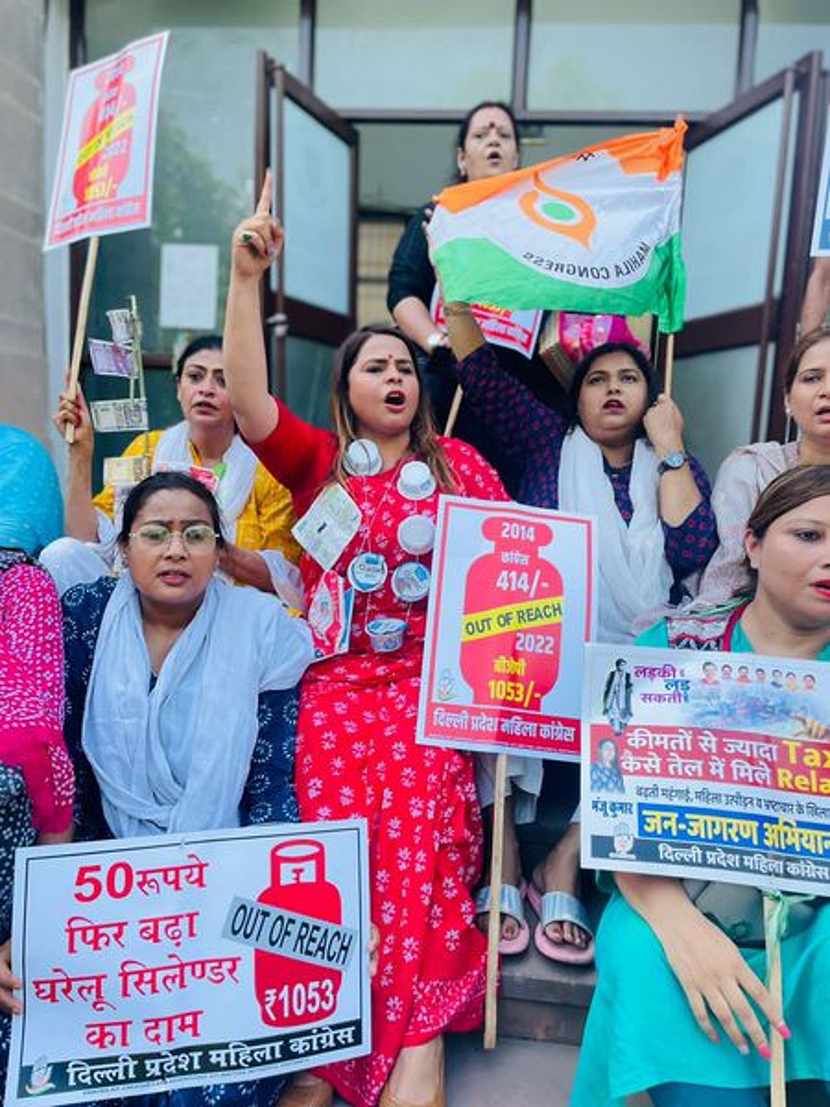 தில்லியில் மகிளிா் காங்கிரஸ் ஆா்ப்பாட்டம்: சமையல் சிலிண்டா் விலை உயா்வுக்கு கண்டனம்