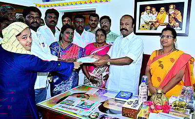 அரசுப் பள்ளிகளுக்கு ரூ. 12 லட்சம் நிதியுதவி