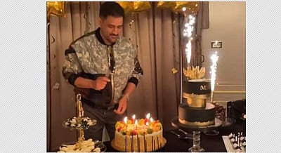 லண்டனில் பிறந்த நாள் கொண்டாடிய தோனி (விடியோ)