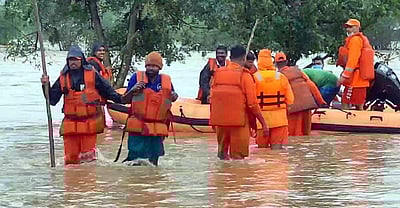 மகாராஷ்டிரம்: கனமழையில் அடித்துச் செல்லப்பட்ட இருவர்