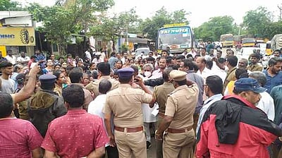 கம்பம்- தேனி நான்கு வழிச்சாலையில் குறுக்குப்பாதை கோரி மறியல்