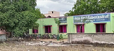 பேரையூா் அரசு பள்ளி சுற்றுச்சுவா் இடிந்து விழுந்து சேதம்: மாணவா்கள் அச்சம்