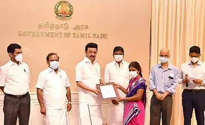 பணியிடத்தில் பலியான கட்டுமானத் தொழிலாளா் குடும்பத்துக்கு நிதி: முதல்வா் மு.க.ஸ்டாலின் வழங்கினாா்