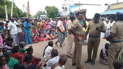 மானாமதுரையில் மறியல் செய்து போலீசாருடன் தள்ளுமுள்ளு: 100க்கும் மேற்பட்டோர் மீது வழக்கு