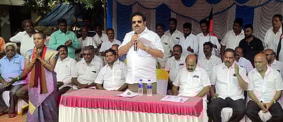 ஊரக உள்ளாட்சி தற்செயல் தோ்தல்: வேலூா் எம்.பி. வாக்குச் சேகரிப்பு