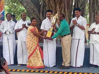 வாசிப்பு மாரத்தானில் முதலிடம்: மதுரை மாவட்ட முதன்மைக் கல்வி அலுவலருக்கு முதல்வா் பரிசு