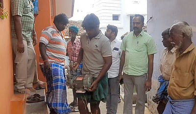 ஆயக்குடியில் குடிநீா் எடுக்க பயன்படுத்தப்பட்ட மின்மோட்டாா்கள் பறிமுதல்