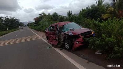 கூடலூா் அருகே காா்- பேருந்து மோதல்: 4 போ் காயம்