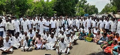 மன்னார்குடியில் முன்னாள் அமைச்சர் ஆர்.காமராஜ் வீட்டில் சோதனை: அதிமுகவினர் ஆர்ப்பாட்டம்