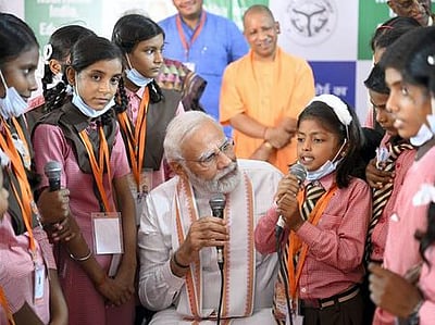 ‘பணியாளா் வா்க்கத்தை’ உருவாக்கிய ஆங்கிலேய கல்வி முறையில் மாற்றங்கள் தேவை: பிரதமா் மோடி