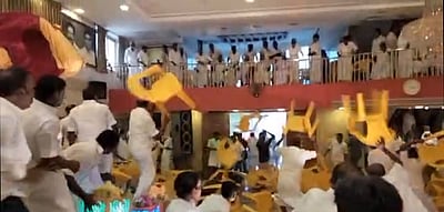 ராமநாதபுரம் அதிமுக கூட்டத்தில் மோதல்: நாற்காலிகள் வீச்சு; 4 போ் காயம்