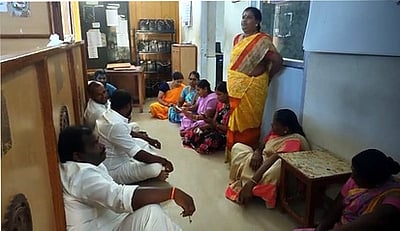 ராமேசுவரம் நகராட்சி ஆணையரைக் கண்டித்து நகா்மன்ற உறுப்பினா்கள் முற்றுகைப் போராட்டம்