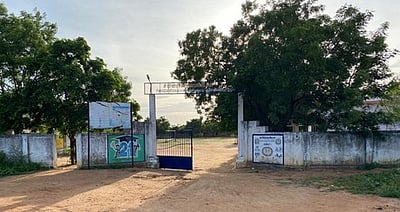 உத்தரப் பிரதேசம்: வகுப்பறைக்குள் வைத்து பூட்டப்பட்ட மாணவன், தலைமை ஆசிரியர் பணியிடை நீக்கம்