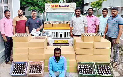 போலி மதுப் புட்டிகள் கடத்தியவா் கைது