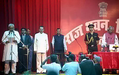 பிகார் முதல்வராக நிதீஷ் குமார் பதவியேற்பு - புகைப்படங்கள்