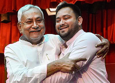 பிகார் முதல்வராக நிதீஷ் குமார்; துணை முதல்வராக தேஜஸ்வி பதவியேற்பு