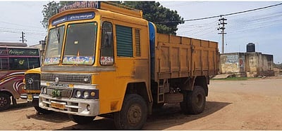 ஆலங்குளத்தில் மணல் லாரி மோதி வியாபாரி பலி