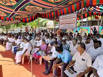 இலவச வேஷ்டி, சேலை உற்பத்தியை தொடங்க வலியுறுத்தி ஈரோட்டில் விசைத்தறி உரிமையாளர்கள் உண்ணாவிரதம்