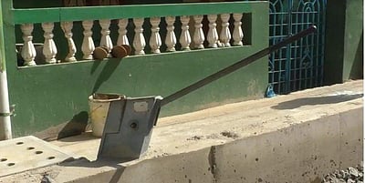 அடிபம்புடன் சேர்த்து போடப்பட்ட கழிவு நீர் கால்வாய்: கேள்விக்குறியாகும் ஸ்மார்ட் சிட்டி பணிகள்