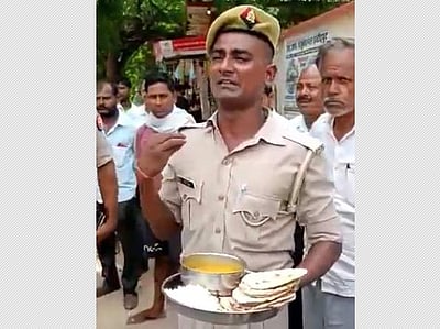 'நாய் கூட சாப்பிடாது' தட்டை கையில் ஏந்தியபடி கதறி அழும் காவலர்