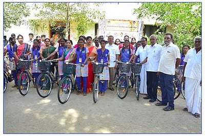 பள்ளி மாணவா்களுக்கு விலையில்லா மிதி வண்டி வழங்கல்