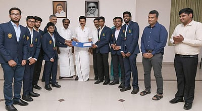 செஸ் ஒலிம்பியாட்: இந்தியாவின் இரு அணிகளுக்கு தலா ரூ.1 கோடிமுதல்வா் மு.க.ஸ்டாலின் அளித்தாா்