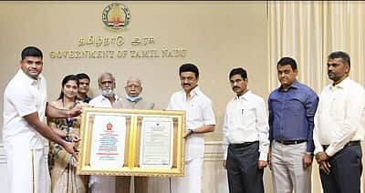 பெரியபாளையம் கோயில் நிர்வாகிகளிடம் தங்க முதலீட்டு பத்திரம் வழங்கினார் ஸ்டாலின்
