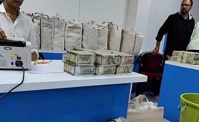 ரூ.390 கோடி பறிமுதல்: மாப்பிள்ளை ஊர்வலம் கெட்டப்பில் சென்ற வருமான வரி அதிகாரிகள்