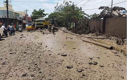 சரியான சாலை வசதி இல்லாததால் கர்ப்பிணிப் பெண்ணுக்கு நேர்ந்த கதி!