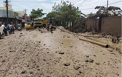 சரியான சாலை வசதி இல்லாததால் கர்ப்பிணிப் பெண்ணுக்கு நேர்ந்த கதி!