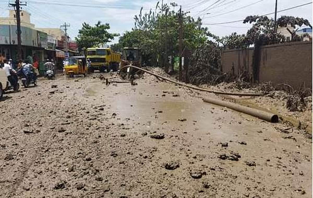 சரியான சாலை வசதி இல்லாததால் கர்ப்பிணிப் பெண்ணுக்கு நேர்ந்த கதி!