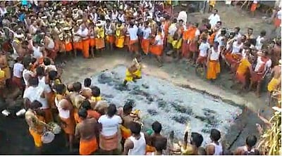 எடப்பாடி ஸ்ரீ மேட்டுமாரியம்மன் கோயில் பண்டிகை: ஆயிரக்கணக்கான பக்தர்கள் பூ மிதித்து நேர்த்திகடன்