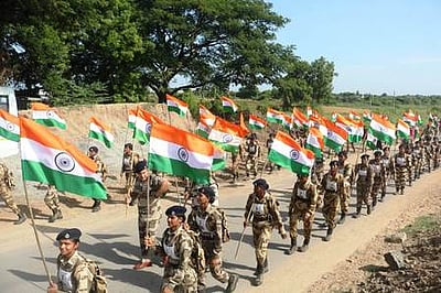 தக்கோலத்தில் சிஐஎஸ்எப் வீரா்கள் விழிப்புணா்வு