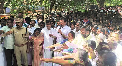 பழனி நகராட்சி பள்ளியில் புதுப்பிக்கப்பட்ட நூலகம் திறப்பு