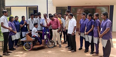 தொழிற்பயிற்சி நிலைய மாணவா்கள் வடிவமைத்த 3 சக்கர வாகனம் மாற்றுத் திறனாளிக்கு வழங்கல்