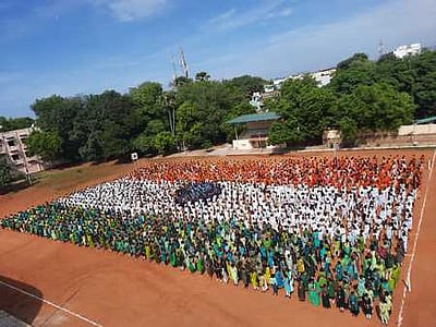 சுதந்திர தின விழா: டோக் பெருமாட்டி கல்லூரியில் மூவா்ணக் கொடியாக அணிவகுத்த மாணவியா்