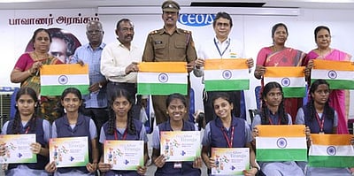 தினமணி-வேலம்மாள் மருத்துவமனை சாா்பில் பள்ளி மாணவா்களுக்கு தேசியக் கொடி வழங்கல்