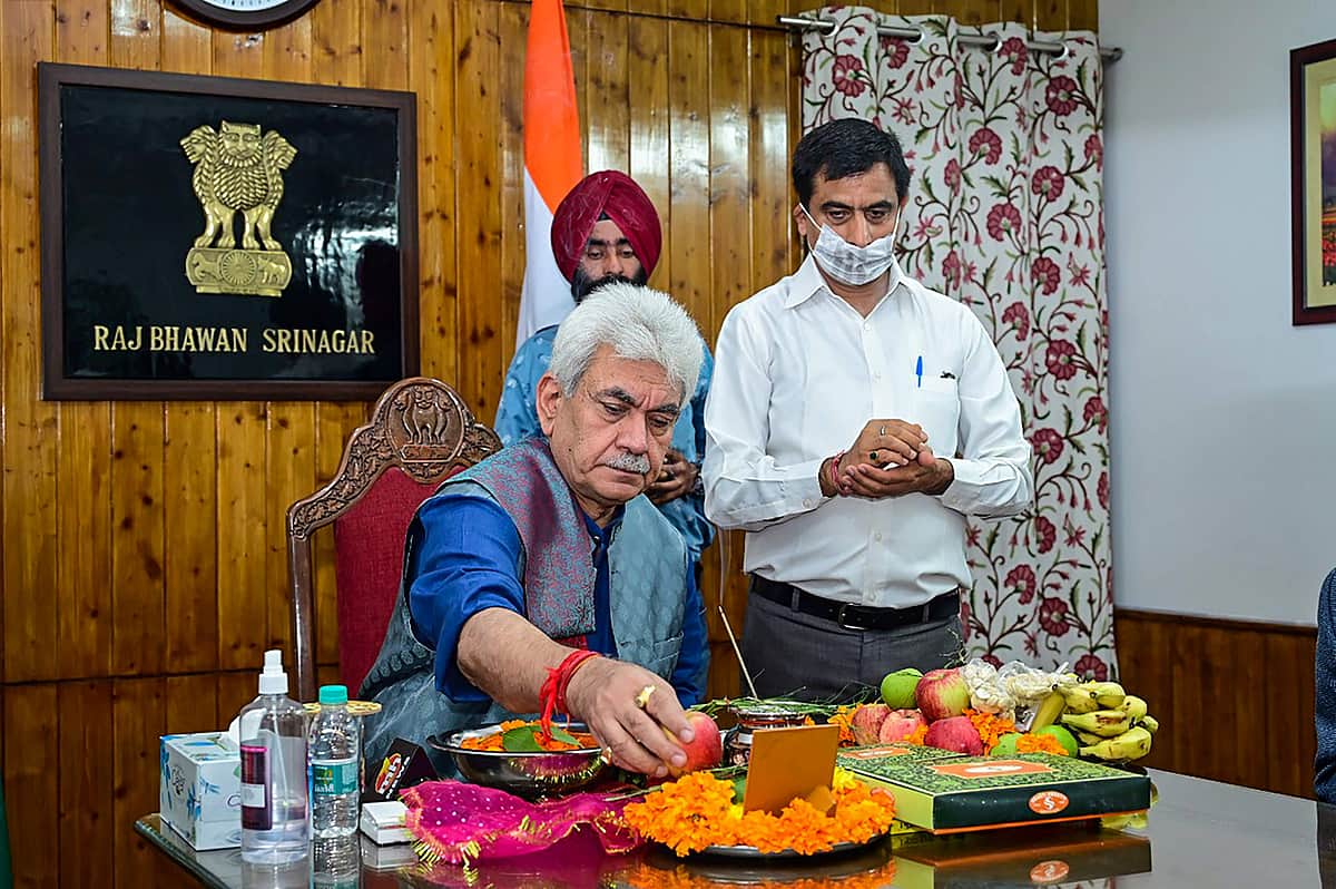 அமர்நாத் யாத்திரையின் நிறைவு பூஜையை செய்தார் காஷ்மீர் துணைநிலை ஆளுநர்