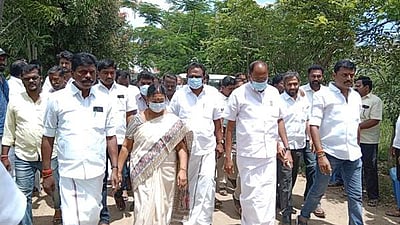 அதிமுக முன்னாள் எம்எல்ஏ வீட்டில் சோதனை: வீட்டின் முன்பு முன்னாள் அமைச்சர்கள் முகாம்