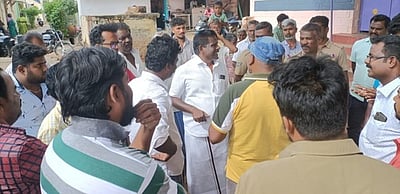 குடிநீரை அசுத்தம் செய்த மா்ம நபா்கள்: கம்பத்தில் பொதுமக்கள் சாலை மறியல்