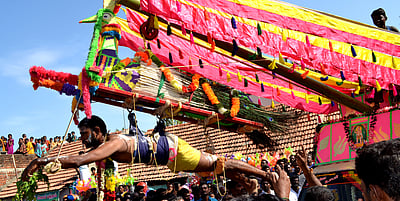 முதுகுளத்தூா் செல்லி அம்மன் கோயில் பூக்குழி விழா