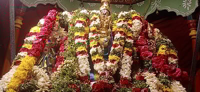 ஆடிப் பிரம்மோற்சவம்: மானாமதுரை வீர அழகா் கோயிலில் மின்விளக்கு ரத பவனி