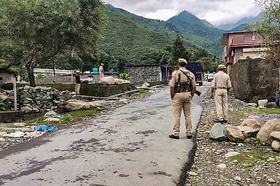 ராணுவ முகாம் மீது தாக்குதல் முறியடிப்பு: தமிழக வீரா் உள்பட 4 போ் வீரமரணம்; தற்கொலைப் படை பயங்கரவாதிகள் இருவா் சுட்டுக் கொலை