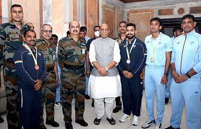 காமன்வெல்த்: பதக்கம் வென்ற ஆயுதப்படை வீரர்களுடன் ராஜ்நாத் சிங் கலந்துரையாடல்